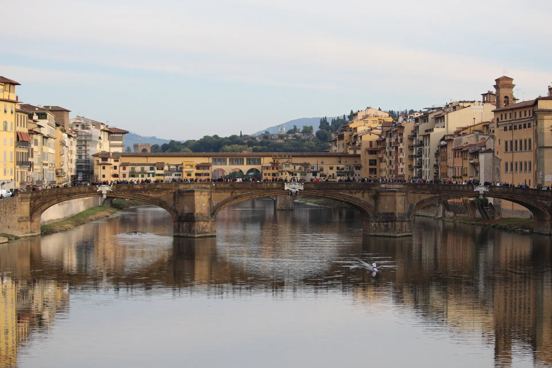 El Arno en Florencia con el Ponte Santa Trinita y, al fondo, el Ponte Vecchio
